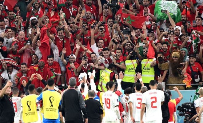 المغاربة و الكوديفواريين مشاو رجل برجل باش يشجعو الأسود