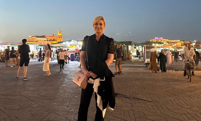 رئيسة كرواتيا السابقة تستمتع بلحظات هادئة في مراكش وجبال الأطلس (صور)