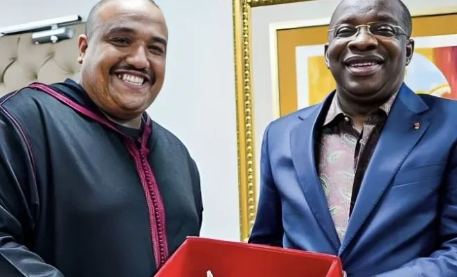 وزير السياحة الإيفواري يكرّم الكوميدي المغربي الزوبير