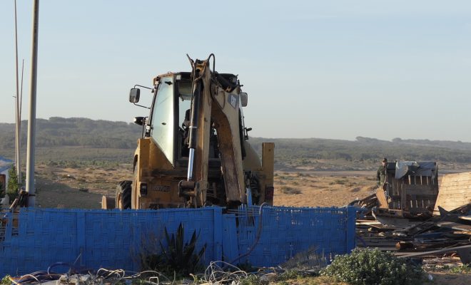 التراكس تهدم مجموعة من المقاهي المخالفة بالصويرية القديمة نواحي آسفي .. و الهدم سيطال كل الملك البحري بالإقليم