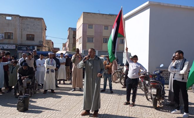 جانب من الوقفة التضامنية مع الشعب الفلسطيني بالزمامرة تزامنا مع صلاة الجمعة.