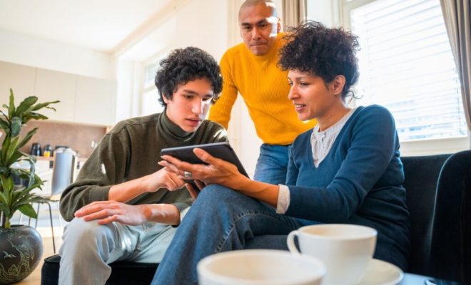 مايكروسوفت: الأمهات هن الخط الأمامي في حماية الأطفال من مخاطر الإنترنت