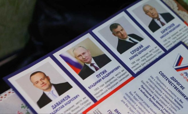 الروس يتوجهون إلى صناديق الاقتراع لانتخاب رئيسهم