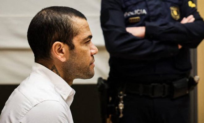 محكمة برشلونة تفرج عن البرازيلي ألفيس مقابل كفالة مالية