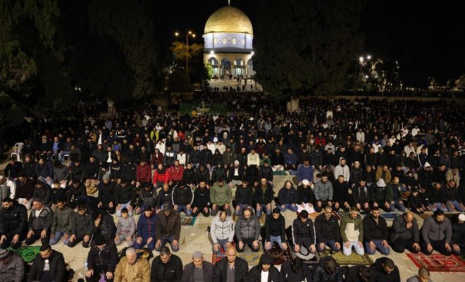 35 ألفًا يؤدون صلاة التراويح في أول أيام رمضان في المسجد الأقصى