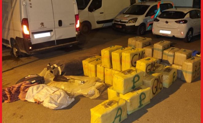 البيضاء.. إحباط محاولة تهريب طن و420 كيلوغراما من مخدر الشيرا وتوقيف شخصين
