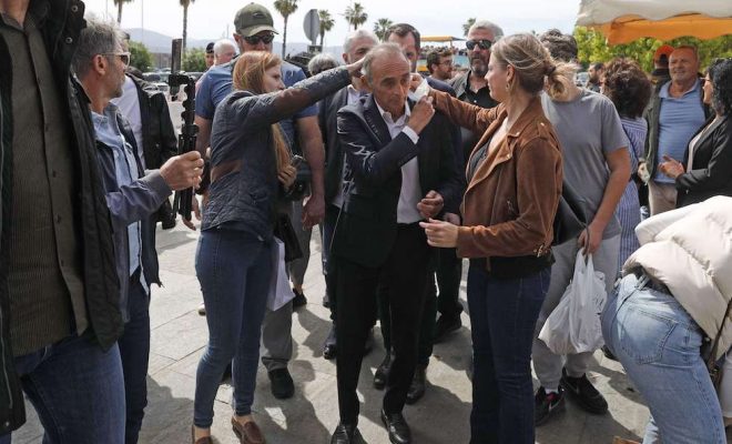 رشق إيريك زمور بالبيض خلال حملته الانتخابية