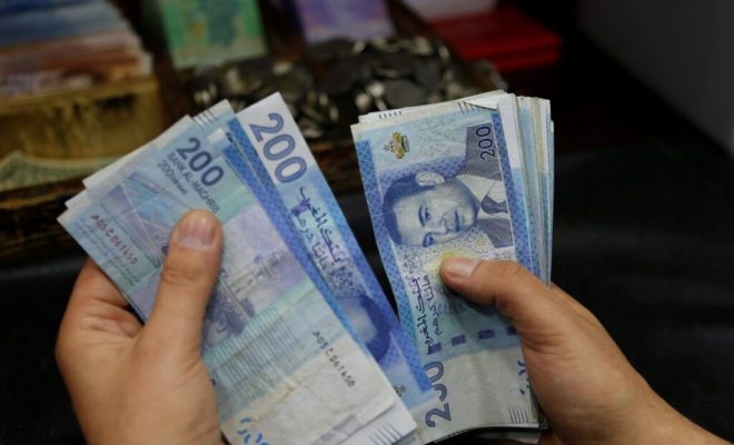 الدرهم ينخفض أمام الدولار ويرتفع مقابل اليورو