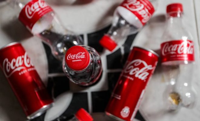 “خطير”.. تحقيق يكشف وجود جزيئات بلاستيكية في مشروبات “كوكا كولا” و”شويبس”