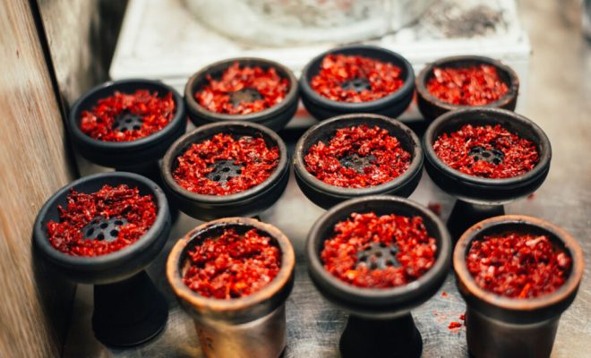 تفكيك ورشة سرية لصناعة “المعسل”  وحجز 28 برميلا من المواد الكيميائية