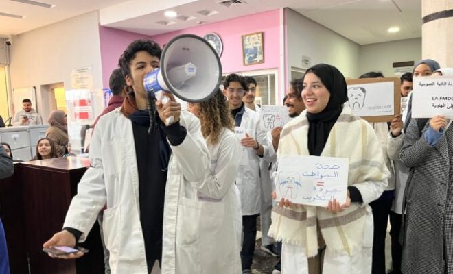 معدات طبية فاسدة تعيد طلبة طب الأسنان للاحتجاج وتصعيد ضد “الآذن الصماء”