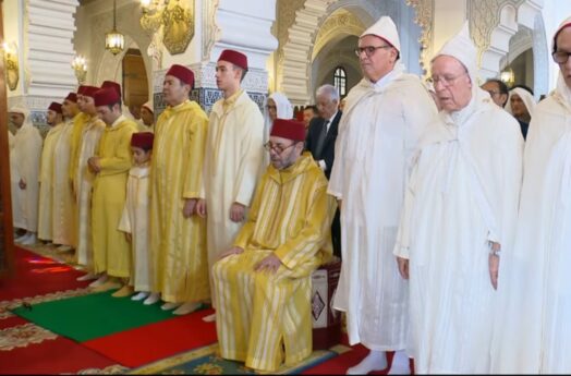 الملك يؤدي صلاة عيد الفطر بمسجد أهل فاس في الرباط ويتلقى التهاني.