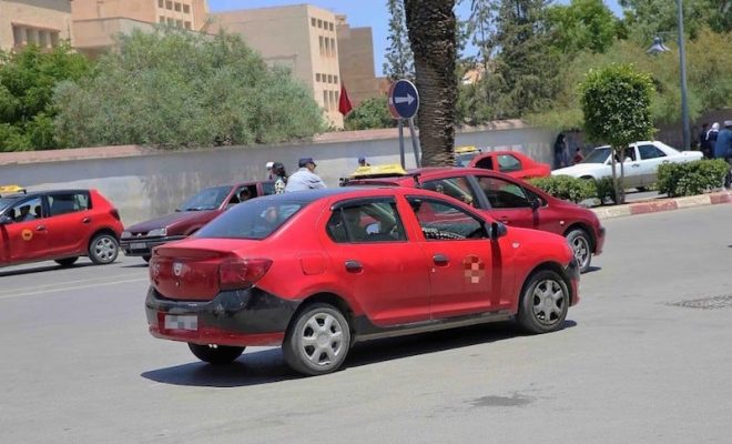 غياب العدادات في سيارات الأجرة الصغيرة يُسهم في تفشي العشوائية بقطاع النقل في المغرب.
