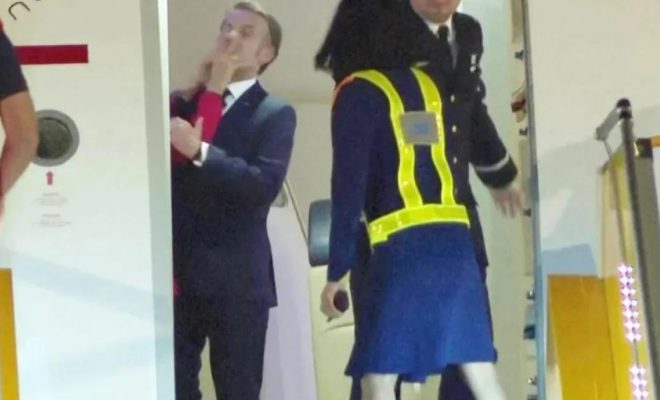 (فيديو) صفعة بريجيت لماكرون تُثير الجدل.. “مزحة عائلية” أم تصرف محرج أمام الكاميرات؟